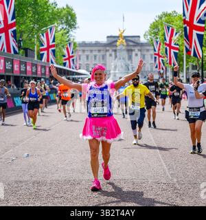 LONDON, VEREINIGTES KÖNIGREICH. April 25. Während des TCS London Marathon 2025 in der Mall am Sonntag, 27. April 2025 in LONDON, GROSSBRITANNIEN. Quelle: Taka G Wu/Alamy Live News Stockfoto