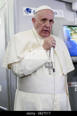 18. Februar 2016 - Vatikan, VATIKAN - auf diesem Foto am Mittwoch, 17. Februar 2016 trifft Papst Franziskus Journalisten an Bord des Flugzeugs während des Fluges von Ciudad Juarez, Mexiko, nach Rom, Italien. Der Papst hat vorgeschlagen, dass Frauen, die mit dem Zika-Virus bedroht sind, künstliche Verhütungsmethoden anwenden könnten, aber ihren Fötus nicht abbrechen könnten. Er sagt, es gäbe einen klaren moralischen Unterschied zwischen dem Abtreibung eines Fötus und der Verhinderung einer Schwangerschaft. (Bild: © Prensa Internacional Via ZUMA Wire) Stockfoto