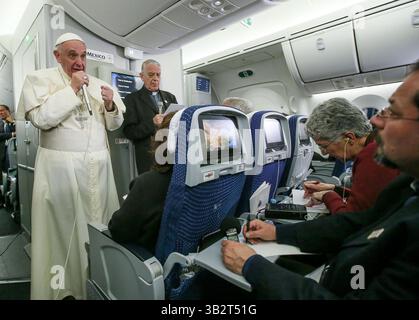 18. Februar 2016 - Vatikan, VATIKAN - auf diesem Foto am Mittwoch, 17. Februar 2016 trifft Papst Franziskus Journalisten an Bord des Flugzeugs während des Fluges von Ciudad Juarez, Mexiko nach Rom, Italien. Der Papst hat vorgeschlagen, dass Frauen, die mit dem Zika-Virus bedroht sind, künstliche Verhütungsmethoden anwenden könnten, aber ihren Fötus nicht abbrechen könnten. Er sagt, es gäbe einen klaren moralischen Unterschied zwischen dem Abtreibung eines Fötus und der Verhinderung einer Schwangerschaft. (Bild: © Prensa Internacional Via ZUMA Wire) Stockfoto