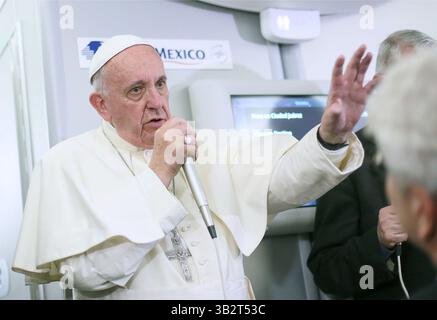 18. Februar 2016 - Vatikan, VATIKAN - auf diesem Foto am Mittwoch, 17. Februar 2016 trifft Papst Franziskus Journalisten an Bord des Flugzeugs während des Fluges von Ciudad Juarez, Mexiko nach Rom, Italien. Der Papst hat vorgeschlagen, dass Frauen, die mit dem Zika-Virus bedroht sind, künstliche Verhütungsmethoden anwenden könnten, aber ihren Fötus nicht abbrechen könnten. Er sagt, es gäbe einen klaren moralischen Unterschied zwischen dem Abtreibung eines Fötus und der Verhinderung einer Schwangerschaft. (Bild: © Prensa Internacional Via ZUMA Wire) Stockfoto
