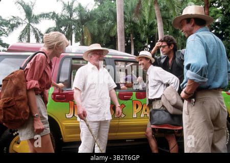 Juni 1993 - ..... FILMSTILLS VON „JURASSIC PARK“ MIT 1993, RICHARD ATTENBOROUGH, LAURA DERN, ENSEMBLE, MARTIN FERRERO, JEFF GOLDBLUM, SAM NEILL, STEVEN SPIELBERG 1993..DIVERSE. (Kreditbild: © Snap/Entertainment Pictures via ZUMA Press) Stockfoto