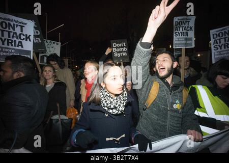 1. Dezember 2015 - Tausende Demonstranten versammeln sich auf dem Parlamentsplatz und marschieren im Londoner Zentrum, um die britische Regierung zu fordern, sich nicht an militärischen Interventionen und Luftangriffen in Syrien zu beteiligen, bevor das parlament am nächsten Tag für die Entscheidung stimmen wird. Viele Demonstranten blockieren später die Straße außerhalb des parlaments, es kam zu Konflikten, als die Polizei versucht, die Straße für den Verkehr freizumachen. Mehrere Demonstranten wurden verhaftet. Dezember 2015. (Kreditbild: © Geovien so via ZUMA Wire) Stockfoto