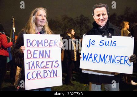 1. Dezember 2015 - Tausende Demonstranten versammeln sich auf dem Parlamentsplatz und marschieren im Londoner Zentrum, um die britische Regierung zu fordern, sich nicht an militärischen Interventionen und Luftangriffen in Syrien zu beteiligen, bevor das parlament am nächsten Tag für die Entscheidung stimmen wird. Viele Demonstranten blockieren später die Straße außerhalb des parlaments, es kam zu Konflikten, als die Polizei versucht, die Straße für den Verkehr freizumachen. Mehrere Demonstranten wurden verhaftet. Dezember 2015. (Kreditbild: © Geovien so via ZUMA Wire) Stockfoto