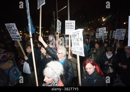 1. Dezember 2015 - Tausende Demonstranten versammeln sich auf dem Parlamentsplatz und marschieren im Londoner Zentrum, um die britische Regierung zu fordern, sich nicht an militärischen Interventionen und Luftangriffen in Syrien zu beteiligen, bevor das parlament am nächsten Tag für die Entscheidung stimmen wird. Viele Demonstranten blockieren später die Straße außerhalb des parlaments, es kam zu Konflikten, als die Polizei versucht, die Straße für den Verkehr freizumachen. Mehrere Demonstranten wurden verhaftet. Dezember 2015. (Kreditbild: © Geovien so via ZUMA Wire) Stockfoto