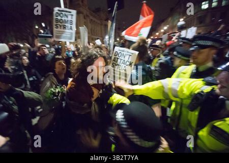 1. Dezember 2015 - Tausende Demonstranten versammeln sich auf dem Parlamentsplatz und marschieren im Londoner Zentrum, um die britische Regierung zu fordern, sich nicht an militärischen Interventionen und Luftangriffen in Syrien zu beteiligen, bevor das parlament am nächsten Tag für die Entscheidung stimmen wird. Viele Demonstranten blockieren später die Straße außerhalb des parlaments, es kam zu Konflikten, als die Polizei versucht, die Straße für den Verkehr freizumachen. Mehrere Demonstranten wurden verhaftet. Dezember 2015. (Kreditbild: © Geovien so via ZUMA Wire) Stockfoto