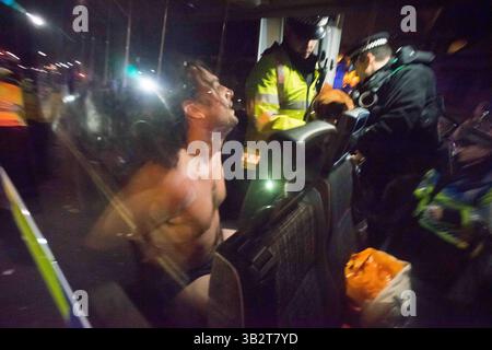 1. Dezember 2015 - Tausende Demonstranten versammeln sich auf dem Parlamentsplatz und marschieren im Londoner Zentrum, um die britische Regierung zu fordern, sich nicht an militärischen Interventionen und Luftangriffen in Syrien zu beteiligen, bevor das parlament am nächsten Tag für die Entscheidung stimmen wird. Viele Demonstranten blockieren später die Straße außerhalb des parlaments, es kam zu Konflikten, als die Polizei versucht, die Straße für den Verkehr freizumachen. Mehrere Demonstranten wurden verhaftet. Dezember 2015. (Kreditbild: © Geovien so via ZUMA Wire) Stockfoto