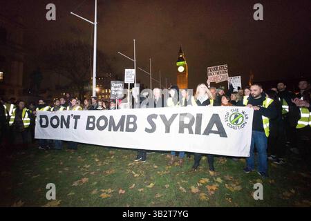 1. Dezember 2015 - Tausende Demonstranten versammeln sich auf dem Parlamentsplatz und marschieren im Londoner Zentrum, um die britische Regierung zu fordern, sich nicht an militärischen Interventionen und Luftangriffen in Syrien zu beteiligen, bevor das parlament am nächsten Tag für die Entscheidung stimmen wird. Viele Demonstranten blockieren später die Straße außerhalb des parlaments, es kam zu Konflikten, als die Polizei versucht, die Straße für den Verkehr freizumachen. Mehrere Demonstranten wurden verhaftet. Dezember 2015. (Kreditbild: © Geovien so via ZUMA Wire) Stockfoto
