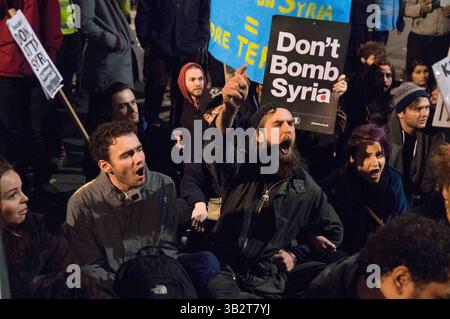 1. Dezember 2015 - Tausende Demonstranten versammeln sich auf dem Parlamentsplatz und marschieren im Londoner Zentrum, um die britische Regierung zu fordern, sich nicht an militärischen Interventionen und Luftangriffen in Syrien zu beteiligen, bevor das parlament am nächsten Tag für die Entscheidung stimmen wird. Viele Demonstranten blockieren später die Straße außerhalb des parlaments, es kam zu Konflikten, als die Polizei versucht, die Straße für den Verkehr freizumachen. Mehrere Demonstranten wurden verhaftet. Dezember 2015. (Kreditbild: © Geovien so via ZUMA Wire) Stockfoto