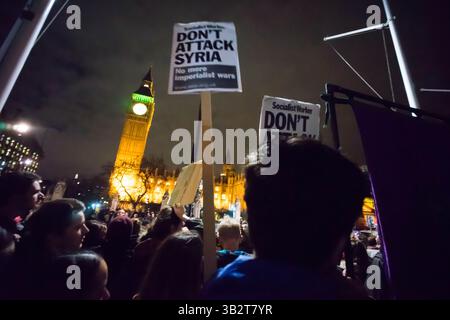 1. Dezember 2015 - Tausende Demonstranten versammeln sich auf dem Parlamentsplatz und marschieren im Londoner Zentrum, um die britische Regierung zu fordern, sich nicht an militärischen Interventionen und Luftangriffen in Syrien zu beteiligen, bevor das parlament am nächsten Tag für die Entscheidung stimmen wird. Viele Demonstranten blockieren später die Straße außerhalb des parlaments, es kam zu Konflikten, als die Polizei versucht, die Straße für den Verkehr freizumachen. Mehrere Demonstranten wurden verhaftet. Dezember 2015. (Kreditbild: © Geovien so via ZUMA Wire) Stockfoto