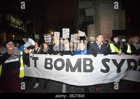 1. Dezember 2015 - Tausende Demonstranten versammeln sich auf dem Parlamentsplatz und marschieren im Londoner Zentrum, um die britische Regierung zu fordern, sich nicht an militärischen Interventionen und Luftangriffen in Syrien zu beteiligen, bevor das parlament am nächsten Tag für die Entscheidung stimmen wird. Viele Demonstranten blockieren später die Straße außerhalb des parlaments, es kam zu Konflikten, als die Polizei versucht, die Straße für den Verkehr freizumachen. Mehrere Demonstranten wurden verhaftet. Dezember 2015. (Kreditbild: © Geovien so via ZUMA Wire) Stockfoto