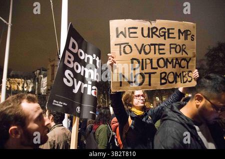 1. Dezember 2015 - Tausende Demonstranten versammeln sich auf dem Parlamentsplatz und marschieren im Londoner Zentrum, um die britische Regierung zu fordern, sich nicht an militärischen Interventionen und Luftangriffen in Syrien zu beteiligen, bevor das parlament am nächsten Tag für die Entscheidung stimmen wird. Viele Demonstranten blockieren später die Straße außerhalb des parlaments, es kam zu Konflikten, als die Polizei versucht, die Straße für den Verkehr freizumachen. Mehrere Demonstranten wurden verhaftet. Dezember 2015. (Kreditbild: © Geovien so via ZUMA Wire) Stockfoto