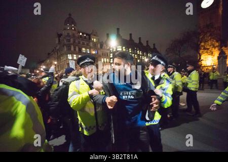 1. Dezember 2015 - Tausende Demonstranten versammeln sich auf dem Parlamentsplatz und marschieren im Londoner Zentrum, um die britische Regierung zu fordern, sich nicht an militärischen Interventionen und Luftangriffen in Syrien zu beteiligen, bevor das parlament am nächsten Tag für die Entscheidung stimmen wird. Viele Demonstranten blockieren später die Straße außerhalb des parlaments, es kam zu Konflikten, als die Polizei versucht, die Straße für den Verkehr freizumachen. Mehrere Demonstranten wurden verhaftet. Dezember 2015. (Kreditbild: © Geovien so via ZUMA Wire) Stockfoto