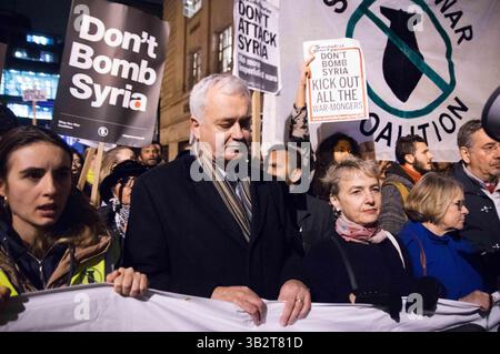 1. Dezember 2015 - Tausende Demonstranten versammeln sich auf dem Parlamentsplatz und marschieren im Londoner Zentrum, um die britische Regierung zu fordern, sich nicht an militärischen Interventionen und Luftangriffen in Syrien zu beteiligen, bevor das parlament am nächsten Tag für die Entscheidung stimmen wird. Viele Demonstranten blockieren später die Straße außerhalb des parlaments, es kam zu Konflikten, als die Polizei versucht, die Straße für den Verkehr freizumachen. Mehrere Demonstranten wurden verhaftet. Dezember 2015. (Kreditbild: © Geovien so via ZUMA Wire) Stockfoto