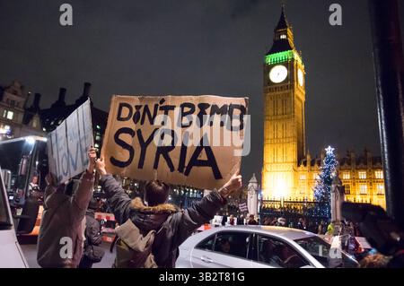 1. Dezember 2015 - Tausende Demonstranten versammeln sich auf dem Parlamentsplatz und marschieren im Londoner Zentrum, um die britische Regierung zu fordern, sich nicht an militärischen Interventionen und Luftangriffen in Syrien zu beteiligen, bevor das parlament am nächsten Tag für die Entscheidung stimmen wird. Viele Demonstranten blockieren später die Straße außerhalb des parlaments, es kam zu Konflikten, als die Polizei versucht, die Straße für den Verkehr freizumachen. Mehrere Demonstranten wurden verhaftet. Dezember 2015. (Kreditbild: © Geovien so via ZUMA Wire) Stockfoto