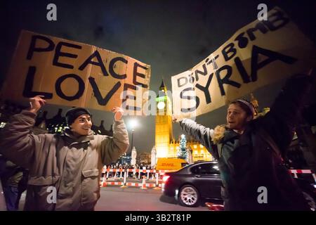 1. Dezember 2015 - Tausende Demonstranten versammeln sich auf dem Parlamentsplatz und marschieren im Londoner Zentrum, um die britische Regierung zu fordern, sich nicht an militärischen Interventionen und Luftangriffen in Syrien zu beteiligen, bevor das parlament am nächsten Tag für die Entscheidung stimmen wird. Viele Demonstranten blockieren später die Straße außerhalb des parlaments, es kam zu Konflikten, als die Polizei versucht, die Straße für den Verkehr freizumachen. Mehrere Demonstranten wurden verhaftet. Dezember 2015. (Kreditbild: © Geovien so via ZUMA Wire) Stockfoto
