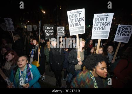 1. Dezember 2015 - Tausende Demonstranten versammeln sich auf dem Parlamentsplatz und marschieren im Londoner Zentrum, um die britische Regierung zu fordern, sich nicht an militärischen Interventionen und Luftangriffen in Syrien zu beteiligen, bevor das parlament am nächsten Tag für die Entscheidung stimmen wird. Viele Demonstranten blockieren später die Straße außerhalb des parlaments, es kam zu Konflikten, als die Polizei versucht, die Straße für den Verkehr freizumachen. Mehrere Demonstranten wurden verhaftet. Dezember 2015. (Kreditbild: © Geovien so via ZUMA Wire) Stockfoto
