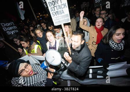 1. Dezember 2015 - Tausende Demonstranten versammeln sich auf dem Parlamentsplatz und marschieren im Londoner Zentrum, um die britische Regierung zu fordern, sich nicht an militärischen Interventionen und Luftangriffen in Syrien zu beteiligen, bevor das parlament am nächsten Tag für die Entscheidung stimmen wird. Viele Demonstranten blockieren später die Straße außerhalb des parlaments, es kam zu Konflikten, als die Polizei versucht, die Straße für den Verkehr freizumachen. Mehrere Demonstranten wurden verhaftet. Dezember 2015. (Kreditbild: © Geovien so via ZUMA Wire) Stockfoto