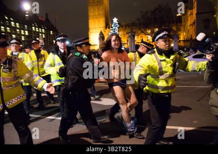1. Dezember 2015 - Tausende Demonstranten versammeln sich auf dem Parlamentsplatz und marschieren im Londoner Zentrum, um die britische Regierung zu fordern, sich nicht an militärischen Interventionen und Luftangriffen in Syrien zu beteiligen, bevor das parlament am nächsten Tag für die Entscheidung stimmen wird. Viele Demonstranten blockieren später die Straße außerhalb des parlaments, es kam zu Konflikten, als die Polizei versucht, die Straße für den Verkehr freizumachen. Mehrere Demonstranten wurden verhaftet. Dezember 2015. (Kreditbild: © Geovien so via ZUMA Wire) Stockfoto
