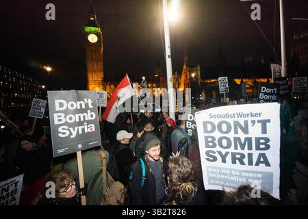 1. Dezember 2015 - Tausende Demonstranten versammeln sich auf dem Parlamentsplatz und marschieren im Londoner Zentrum, um die britische Regierung zu fordern, sich nicht an militärischen Interventionen und Luftangriffen in Syrien zu beteiligen, bevor das parlament am nächsten Tag für die Entscheidung stimmen wird. Viele Demonstranten blockieren später die Straße außerhalb des parlaments, es kam zu Konflikten, als die Polizei versucht, die Straße für den Verkehr freizumachen. Mehrere Demonstranten wurden verhaftet. Dezember 2015. (Kreditbild: © Geovien so via ZUMA Wire) Stockfoto