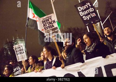 1. Dezember 2015 - Tausende Demonstranten versammeln sich auf dem Parlamentsplatz und marschieren im Londoner Zentrum, um die britische Regierung zu fordern, sich nicht an militärischen Interventionen und Luftangriffen in Syrien zu beteiligen, bevor das parlament am nächsten Tag für die Entscheidung stimmen wird. Viele Demonstranten blockieren später die Straße außerhalb des parlaments, es kam zu Konflikten, als die Polizei versucht, die Straße für den Verkehr freizumachen. Mehrere Demonstranten wurden verhaftet. Dezember 2015. (Kreditbild: © Geovien so via ZUMA Wire) Stockfoto