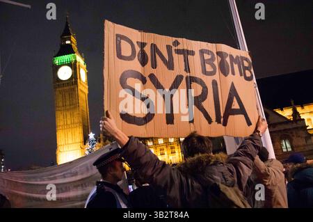 1. Dezember 2015 - Tausende Demonstranten versammeln sich auf dem Parlamentsplatz und marschieren im Londoner Zentrum, um die britische Regierung zu fordern, sich nicht an militärischen Interventionen und Luftangriffen in Syrien zu beteiligen, bevor das parlament am nächsten Tag für die Entscheidung stimmen wird. Viele Demonstranten blockieren später die Straße außerhalb des parlaments, es kam zu Konflikten, als die Polizei versucht, die Straße für den Verkehr freizumachen. Mehrere Demonstranten wurden verhaftet. Dezember 2015. (Kreditbild: © Geovien so via ZUMA Wire) Stockfoto
