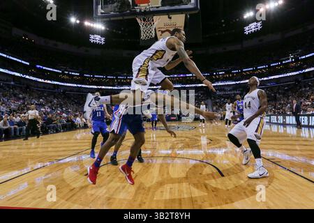19. Februar 2016: Die Guardin der Philadelphia 76ers ISH Smith (1) und Bryce Dejean-Jones (31) treffen sich während eines NBA-Basketballspiels zwischen den Philadelphia 76ers und den New Orleans Pelicans im Smoothie King Center in New Orleans, LA. Stephen Lew/CSM(Bild: © Stephen Lew/CSM via ZUMA Wire) Stockfoto