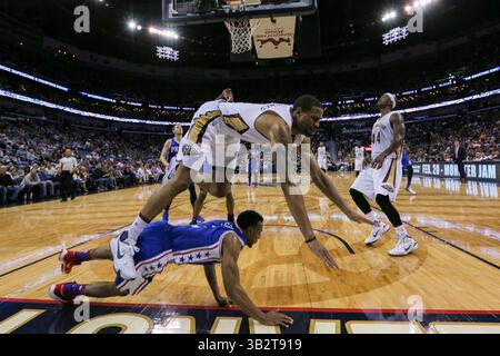 19. Februar 2016: Die Guardin der Philadelphia 76ers ISH Smith (1) und Bryce Dejean-Jones (31) treffen sich während eines NBA-Basketballspiels zwischen den Philadelphia 76ers und den New Orleans Pelicans im Smoothie King Center in New Orleans, LA. Stephen Lew/CSM(Bild: © Stephen Lew/CSM via ZUMA Wire) Stockfoto