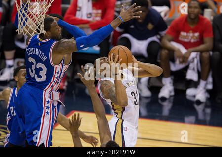 19. Februar 2016: Bryce Dejean-Jones (31) wird vom Stürmer Robert Covington (33) der Philadelphia 76ers während eines NBA-Basketballspiels zwischen den Philadelphia 76ers und den New Orleans Pelicans im Smoothie King Center in New Orleans, LA, angegriffen. Stephen Lew/CSM(Bild: © Stephen Lew/CSM via ZUMA Wire) Stockfoto