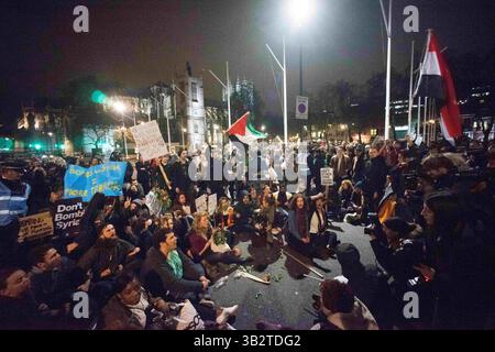 1. Dezember 2015 - Tausende Demonstranten versammeln sich auf dem Parlamentsplatz und marschieren im Londoner Zentrum, um die britische Regierung zu fordern, sich nicht an militärischen Interventionen und Luftangriffen in Syrien zu beteiligen, bevor das parlament am nächsten Tag für die Entscheidung stimmen wird. Viele Demonstranten blockieren später die Straße außerhalb des parlaments, es kam zu Konflikten, als die Polizei versucht, die Straße für den Verkehr freizumachen. Mehrere Demonstranten wurden verhaftet. Dezember 2015. (Kreditbild: © Geovien so via ZUMA Wire) Stockfoto
