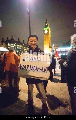 1. Dezember 2015 - Tausende Demonstranten versammeln sich auf dem Parlamentsplatz und marschieren im Londoner Zentrum, um die britische Regierung zu fordern, sich nicht an militärischen Interventionen und Luftangriffen in Syrien zu beteiligen, bevor das parlament am nächsten Tag für die Entscheidung stimmen wird. Viele Demonstranten blockieren später die Straße außerhalb des parlaments, es kam zu Konflikten, als die Polizei versucht, die Straße für den Verkehr freizumachen. Mehrere Demonstranten wurden verhaftet. Dezember 2015. (Kreditbild: © Geovien so via ZUMA Wire) Stockfoto