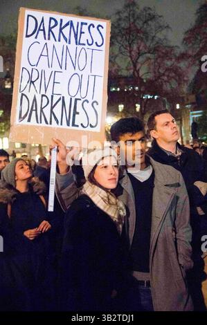 1. Dezember 2015 - Tausende Demonstranten versammeln sich auf dem Parlamentsplatz und marschieren im Londoner Zentrum, um die britische Regierung zu fordern, sich nicht an militärischen Interventionen und Luftangriffen in Syrien zu beteiligen, bevor das parlament am nächsten Tag für die Entscheidung stimmen wird. Viele Demonstranten blockieren später die Straße außerhalb des parlaments, es kam zu Konflikten, als die Polizei versucht, die Straße für den Verkehr freizumachen. Mehrere Demonstranten wurden verhaftet. Dezember 2015. (Kreditbild: © Geovien so via ZUMA Wire) Stockfoto