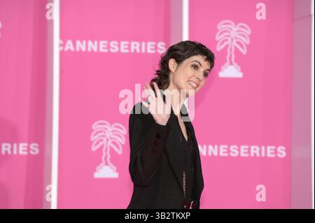 Cannes, Frankreich. April 2025. Prominente besuchen den Pink Carpet beim 8. Canneseries International Festival im Palais des Festival. FAMA © Fausto Marci Stockfoto
