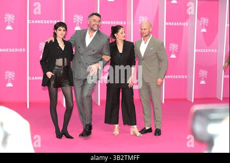 Cannes, Frankreich. April 2025. Prominente besuchen den Pink Carpet beim 8. Canneseries International Festival im Palais des Festival. FAMA © Fausto Marci Stockfoto