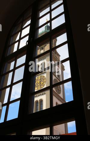 Perlach Turm durch Fenster des Rathauses in Augsburg, Bayern, Deutschland Stockfoto