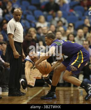 4. Februar 2016 – Minneapolis, MN, USA – Minnesota Timberwolves-Wachmann Ricky Rubio (9) taucht nach einem losen Ball, aber der New Orleans Pelicans-Wachmann Bryce Dejean-Jones (31) kommt im ersten Quartal am Montag, 8. Februar 2016 im Target Center in Minneapolis zum ersten Mal. (Bild: © Jeff Wheeler/TNS via ZUMA Wire) Stockfoto