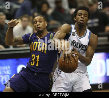 4. Februar 2016 – Minneapolis, MN, USA – der Wachmann der Minnesota Timberwolves Andrew Wiggins (22) wird im dritten Quartal am Montag, den 8. Februar 2016, im Target Center in Minneapolis von Bryce Dejean-Jones gefoult. (Bild: © Jeff Wheeler/TNS via ZUMA Wire) Stockfoto