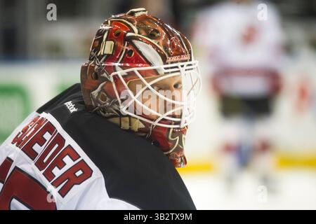 8. Februar 2016: Der New Jersey Devils Torwart Cory Schneider (35) schaut ihm während des Spiels zwischen den New York Rangers und den New Jersey Devils im Madison Square Garden in Manhattan über die Schulter. Obligatorische Gutschrift: Kostas Lymperopoulos/CSM (Bild des Gutscheins: © Kostas Lymperopoulos/CSM via ZUMA Wire) Stockfoto
