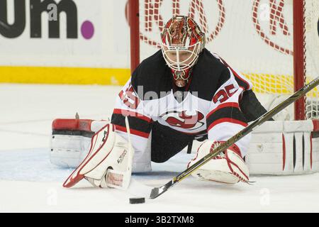8. Februar 2016: Der New Jersey Devils Torwart Cory Schneider (35) reagiert auf den Puck während des Spiels zwischen den New York Rangers und den New Jersey Devils im Madison Square Garden in Manhattan. Obligatorische Gutschrift: Kostas Lymperopoulos/CSM (Bild des Gutscheins: © Kostas Lymperopoulos/CSM via ZUMA Wire) Stockfoto