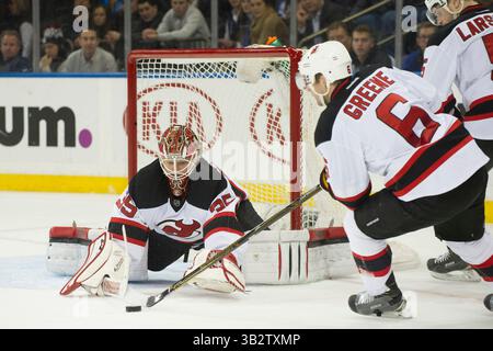 8. Februar 2016: Der New Jersey Devils Torwart Cory Schneider (35) reagiert auf den Puck während des Spiels zwischen den New York Rangers und den New Jersey Devils im Madison Square Garden in Manhattan. Obligatorische Gutschrift: Kostas Lymperopoulos/CSM (Bild des Gutscheins: © Kostas Lymperopoulos/CSM via ZUMA Wire) Stockfoto