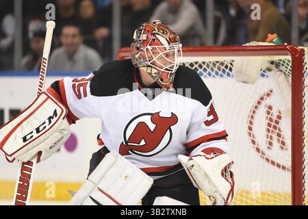 8. Februar 2016: Der New Jersey Devils Torwart Cory Schneider (35) spielt während des Spiels zwischen den New York Rangers und den New Jersey Devils im Madison Square Garden in Manhattan, New York. Obligatorische Gutschrift: Kostas Lymperopoulos/CSM (Bild des Gutscheins: © Kostas Lymperopoulos/CSM via ZUMA Wire) Stockfoto