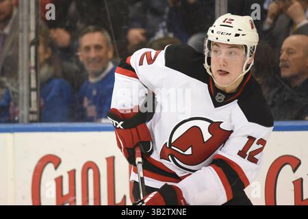 8. Februar 2016: Das New Jersey Devils Center Reid Boucher (12) ist während des Spiels zwischen den New York Rangers und den New Jersey Devils im Madison Square Garden in Manhattan, New York, aktiv. Die New York Rangers besiegen die New Jersey Devils mit 2:1. Obligatorische Gutschrift: Kostas Lymperopoulos/CSM (Bild des Gutscheins: © Kostas Lymperopoulos/CSM via ZUMA Wire) Stockfoto