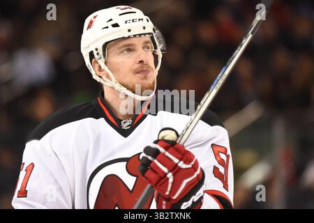 8. Februar 2016: Das New Jersey Devils Center Sergey Kalinin (51) beobachtet das Spiel zwischen den New York Rangers und den New Jersey Devils im Madison Square Garden in Manhattan. Obligatorische Gutschrift: Kostas Lymperopoulos/CSM (Bild des Gutscheins: © Kostas Lymperopoulos/CSM via ZUMA Wire) Stockfoto