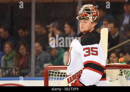 8. Februar 2016: Der New Jersey Devils-Torwart Cory Schneider (35) sieht sich während des Spiels zwischen den New York Rangers und den New Jersey Devils im Madison Square Garden in Manhattan an. Obligatorische Gutschrift: Kostas Lymperopoulos/CSM (Bild des Gutscheins: © Kostas Lymperopoulos/CSM via ZUMA Wire) Stockfoto