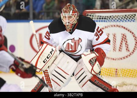 8. Februar 2016: Der New Jersey Devils Torwart Cory Schneider (35) reagiert während des Spiels zwischen den New York Rangers und den New Jersey Devils im Madison Square Garden in Manhattan. Obligatorische Gutschrift: Kostas Lymperopoulos/CSM (Bild des Gutscheins: © Kostas Lymperopoulos/CSM via ZUMA Wire) Stockfoto