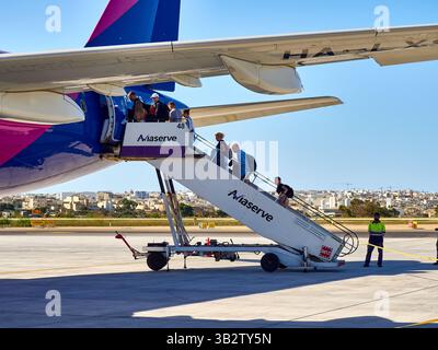 Wizzair Flugzeug, Passagiere, die am Flughafen Malta einsteigen Stockfoto