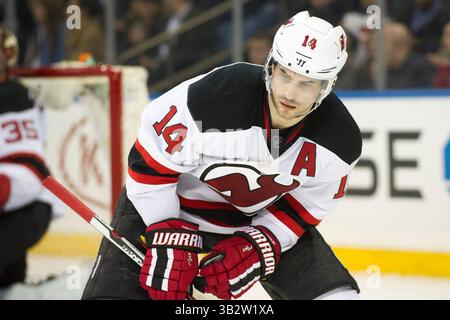 8. Februar 2016: Das New Jersey Devils Center Adam Henrique (14) reagiert während des Spiels zwischen den New York Rangers und den New Jersey Devils im Madison Square Garden in Manhattan. Obligatorische Gutschrift: Kostas Lymperopoulos/CSM (Bild des Gutscheins: © Kostas Lymperopoulos/CSM via ZUMA Wire) Stockfoto