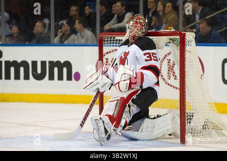 8. Februar 2016: Der New Jersey Devils-Torwart Cory Schneider (35) liegt während des Spiels zwischen den New York Rangers und den New Jersey Devils im Madison Square Garden in Manhattan auf einem Knie. Obligatorische Gutschrift: Kostas Lymperopoulos/CSM (Bild des Gutscheins: © Kostas Lymperopoulos/CSM via ZUMA Wire) Stockfoto