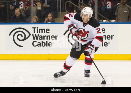 8. Februar 2016: John Moore (2), Verteidiger der New Jersey Devils, übernimmt den Puck während des Spiels zwischen den New York Rangers und den New Jersey Devils im Madison Square Garden in Manhattan, New York. Obligatorische Gutschrift: Kostas Lymperopoulos/CSM (Bild des Gutscheins: © Kostas Lymperopoulos/CSM via ZUMA Wire) Stockfoto