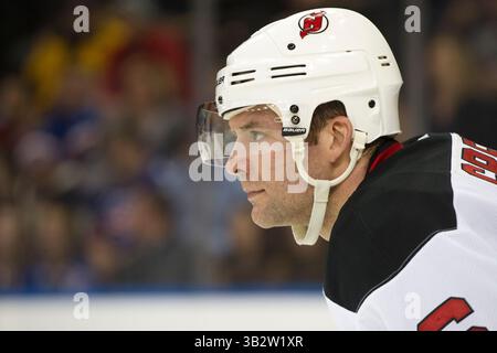 8. Februar 2016: Andy Greene (6), Verteidiger der New Jersey Devils, sieht sich während des Spiels zwischen den New York Rangers und den New Jersey Devils im Madison Square Garden in Manhattan an. Obligatorische Gutschrift: Kostas Lymperopoulos/CSM (Bild des Gutscheins: © Kostas Lymperopoulos/CSM via ZUMA Wire) Stockfoto