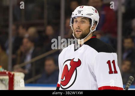 8. Februar 2016: Der rechte Flügel der New Jersey Devils Stephen Gionta (11) sieht während des Spiels zwischen den New York Rangers und den New Jersey Devils im Madison Square Garden in Manhattan, New York, an. Obligatorische Gutschrift: Kostas Lymperopoulos/CSM (Bild des Gutscheins: © Kostas Lymperopoulos/CSM via ZUMA Wire) Stockfoto
